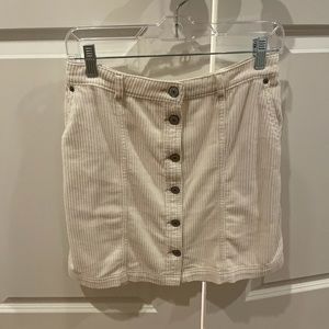 White corduroy Abercrombie and Fitch skirt. Never worn. Excellent condition.